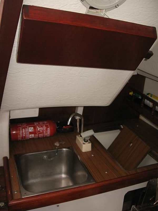 peinture pont 2008b 007.jpg - lavabo cuisine et sa pompte manuelle ( vanne indépendante neuve )et glacière intégrée à droite